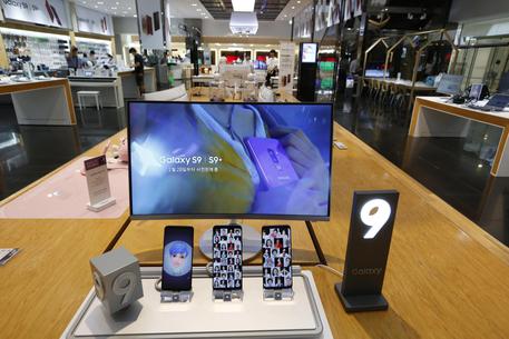 Samsung lancia il suo schermo infrangibile